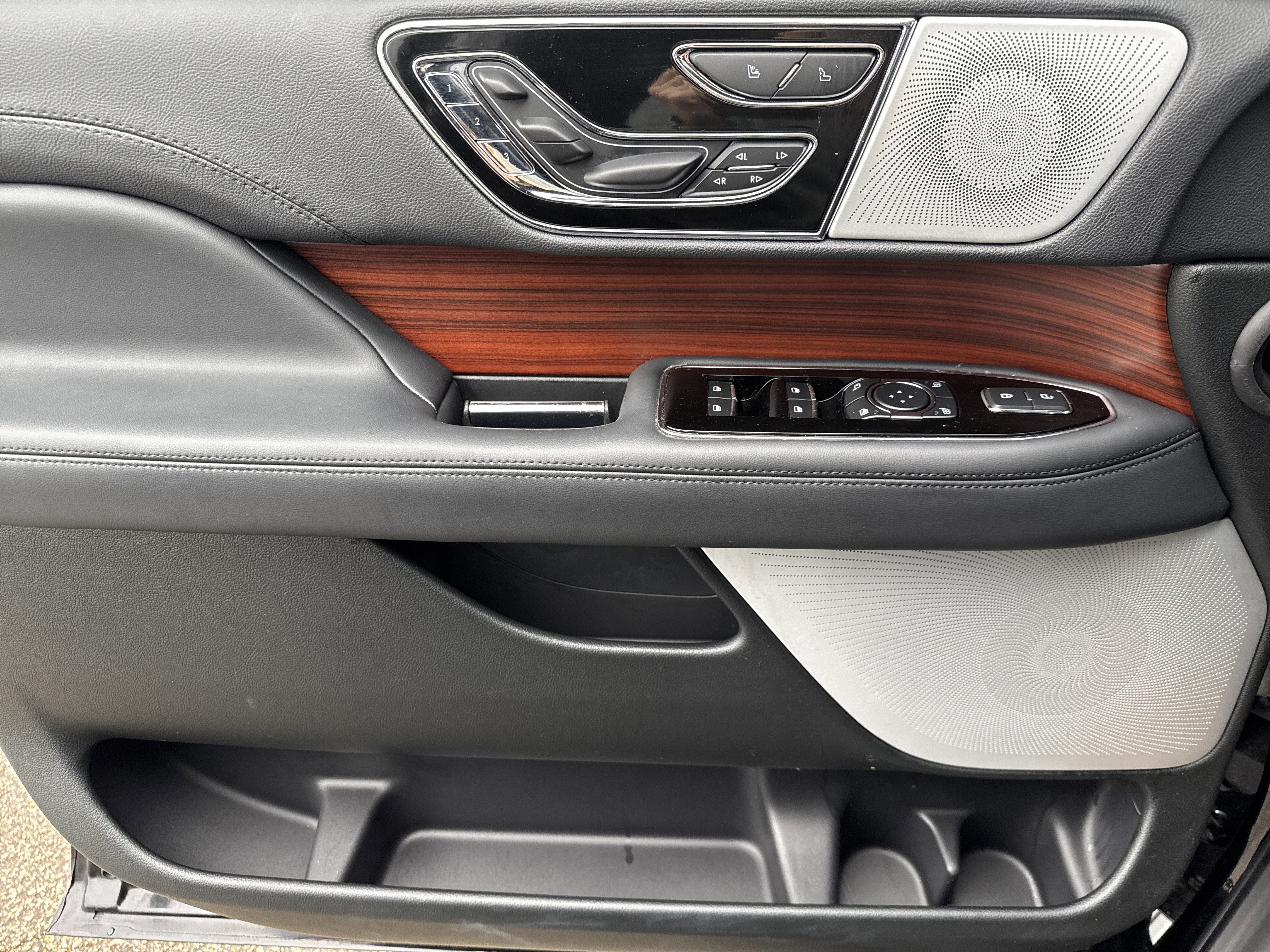 Used 2024 Lincoln Navigator Reserve image 9