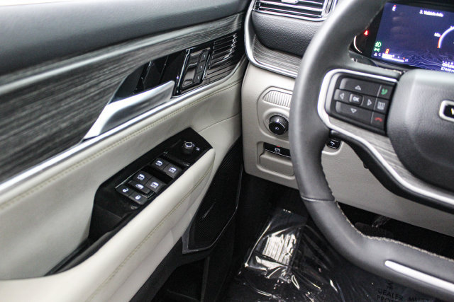 Used 2024 Jeep Wagoneer L Series II w/ Flexible Seating Group RWD image 27