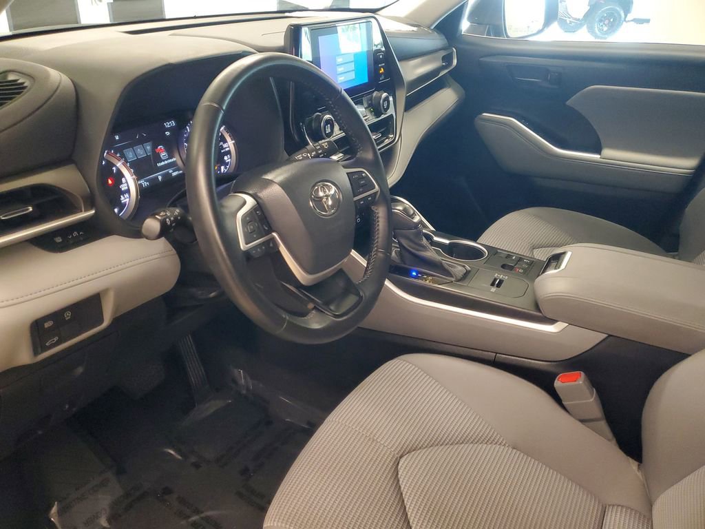 Used 2023 Toyota Highlander LE image 17