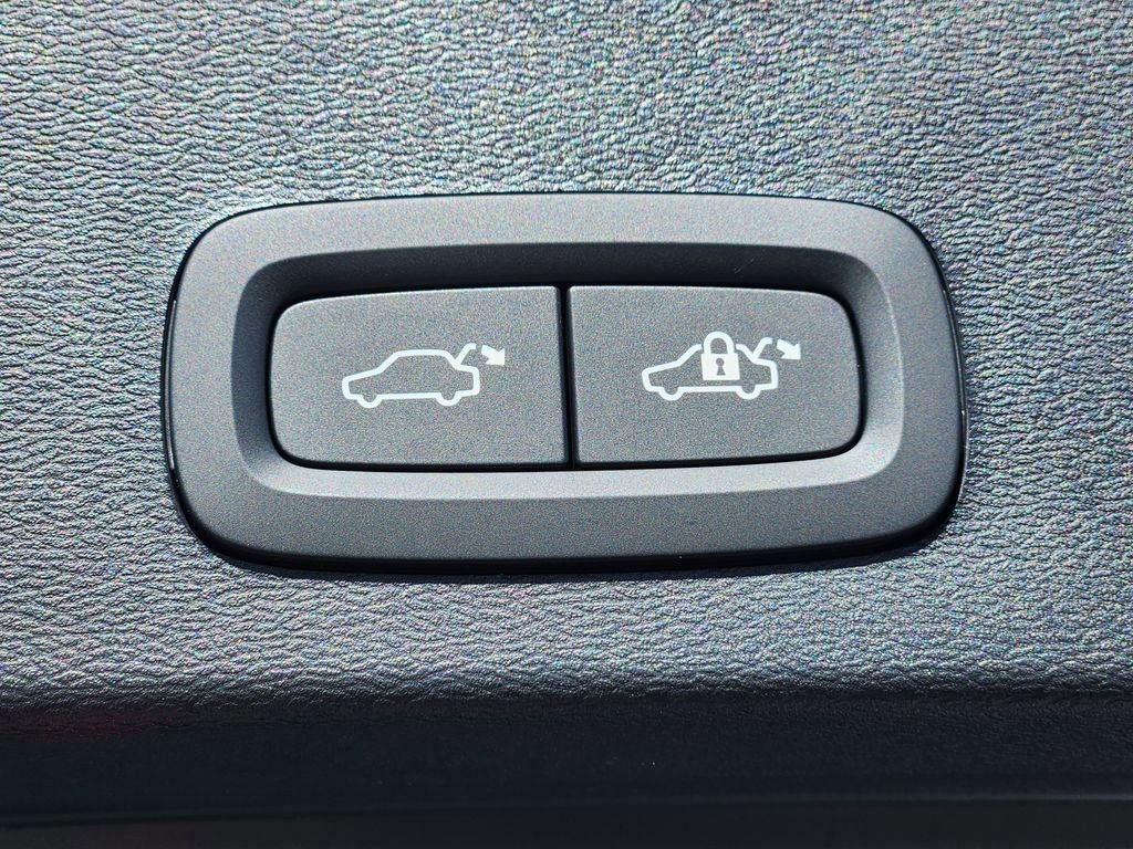 New 2026 Volvo XC40 B5 Plus w/ Protection Package Premier image 23