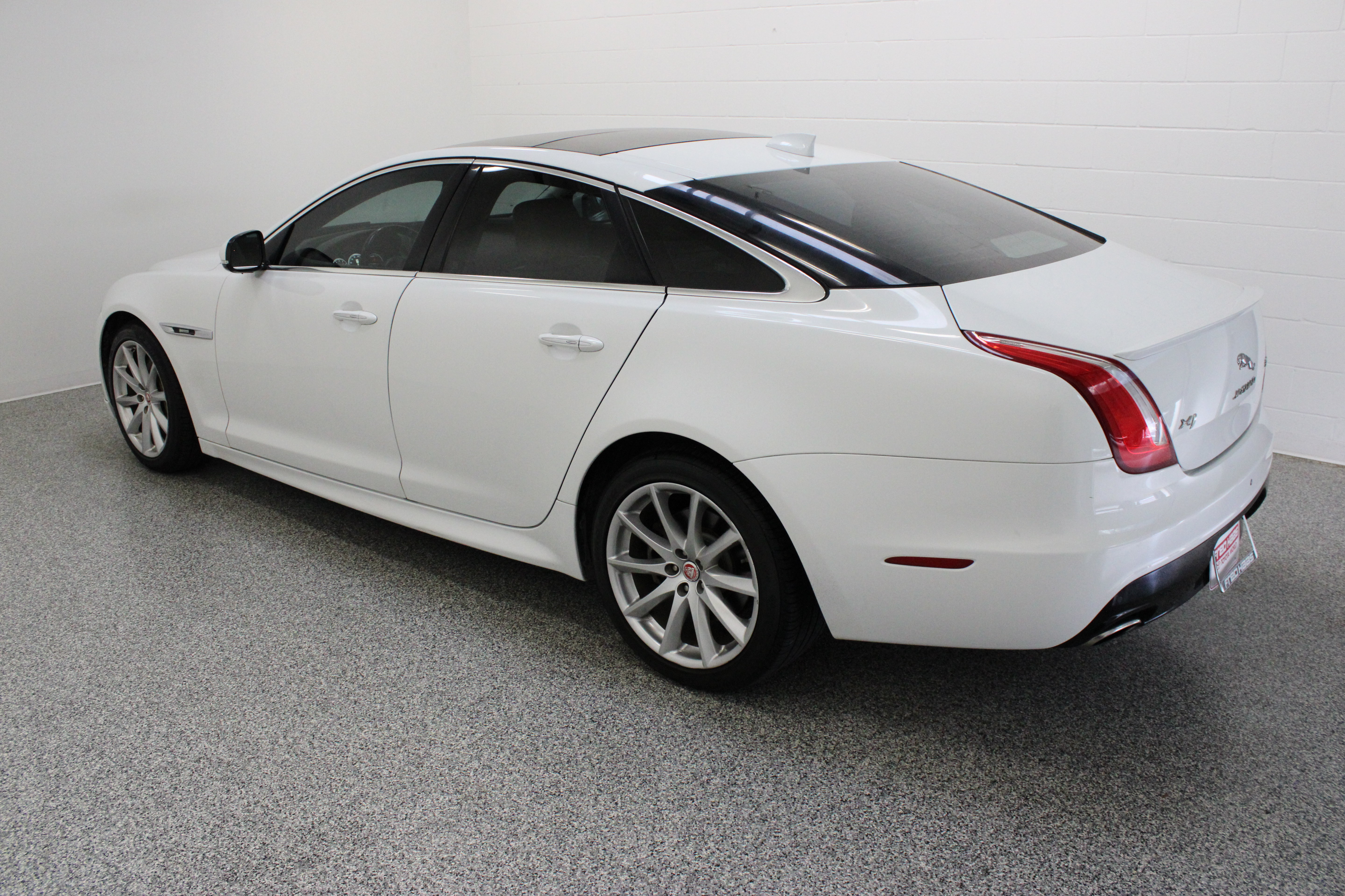 Used 2016 Jaguar XJ R-Sport RWD image 9