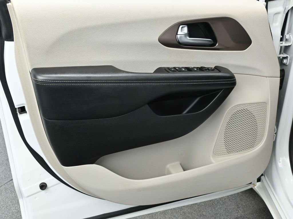 Used 2021 Chrysler Voyager L image 10