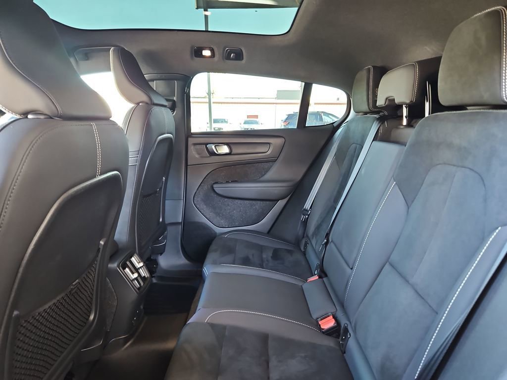 Used 2023 Volvo C40 P8 Recharge Ultimate image 25