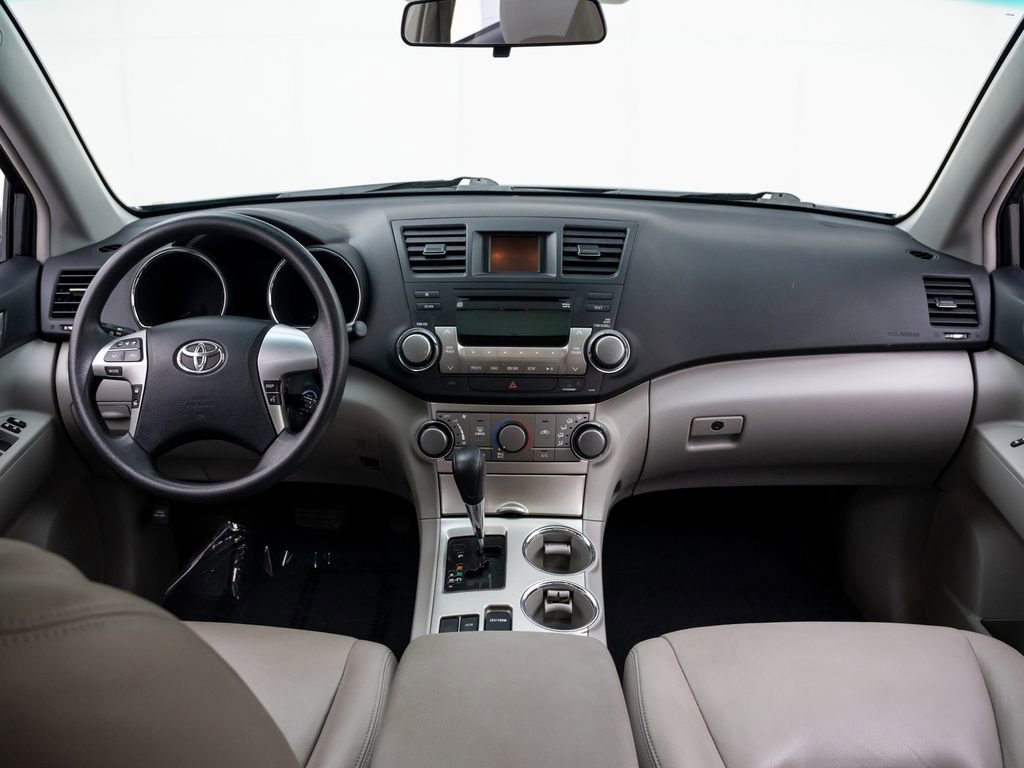 Used 2012 Toyota Highlander FWD w/ Tech Pkg image 11
