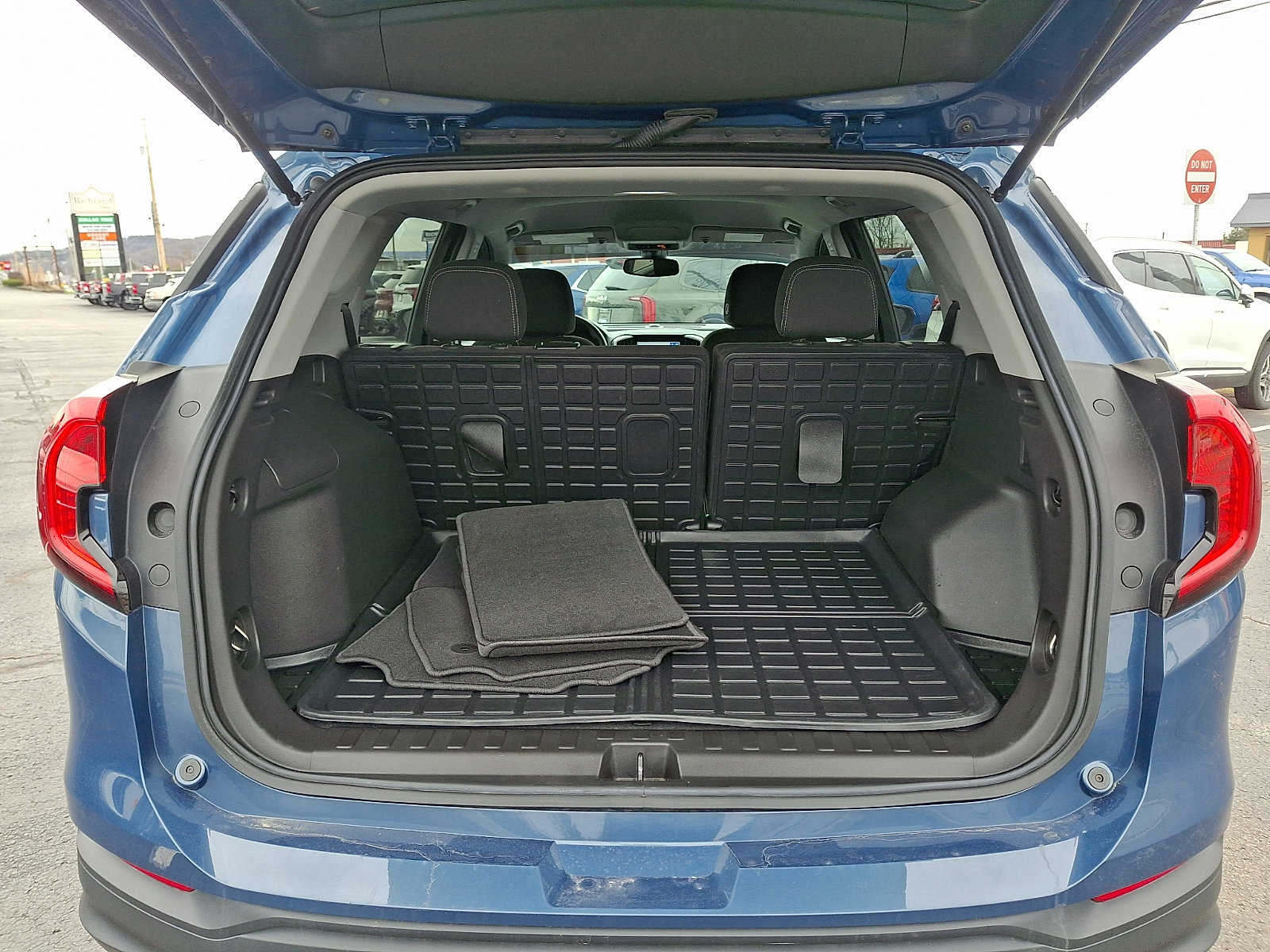 Used 2024 GMC Terrain SLE w/ Driver Convenience Package image 32