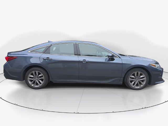 Used 2019 Toyota Avalon XLE w/ Moonroof Package FWD image 4