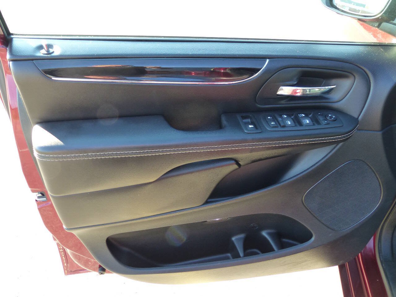 Used 2018 Dodge Grand Caravan SXT w/ Blacktop Package FWD image 15