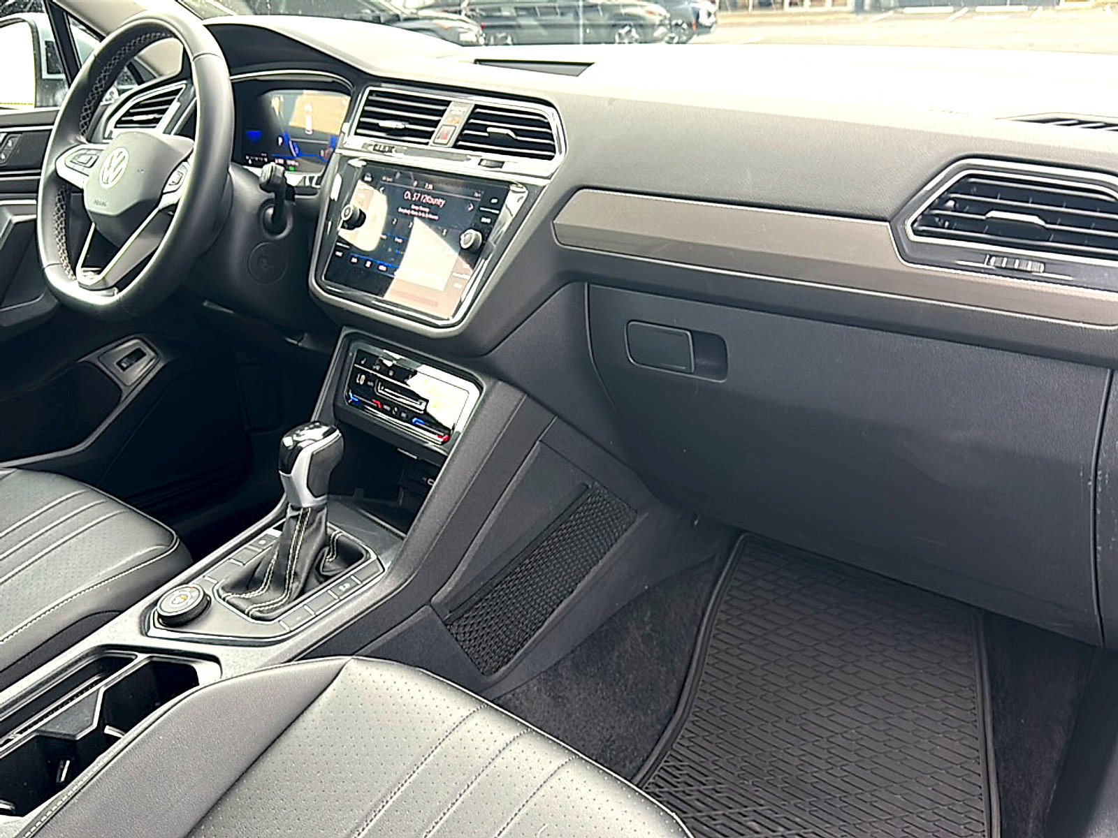 Used 2024 Volkswagen Tiguan SE image 22