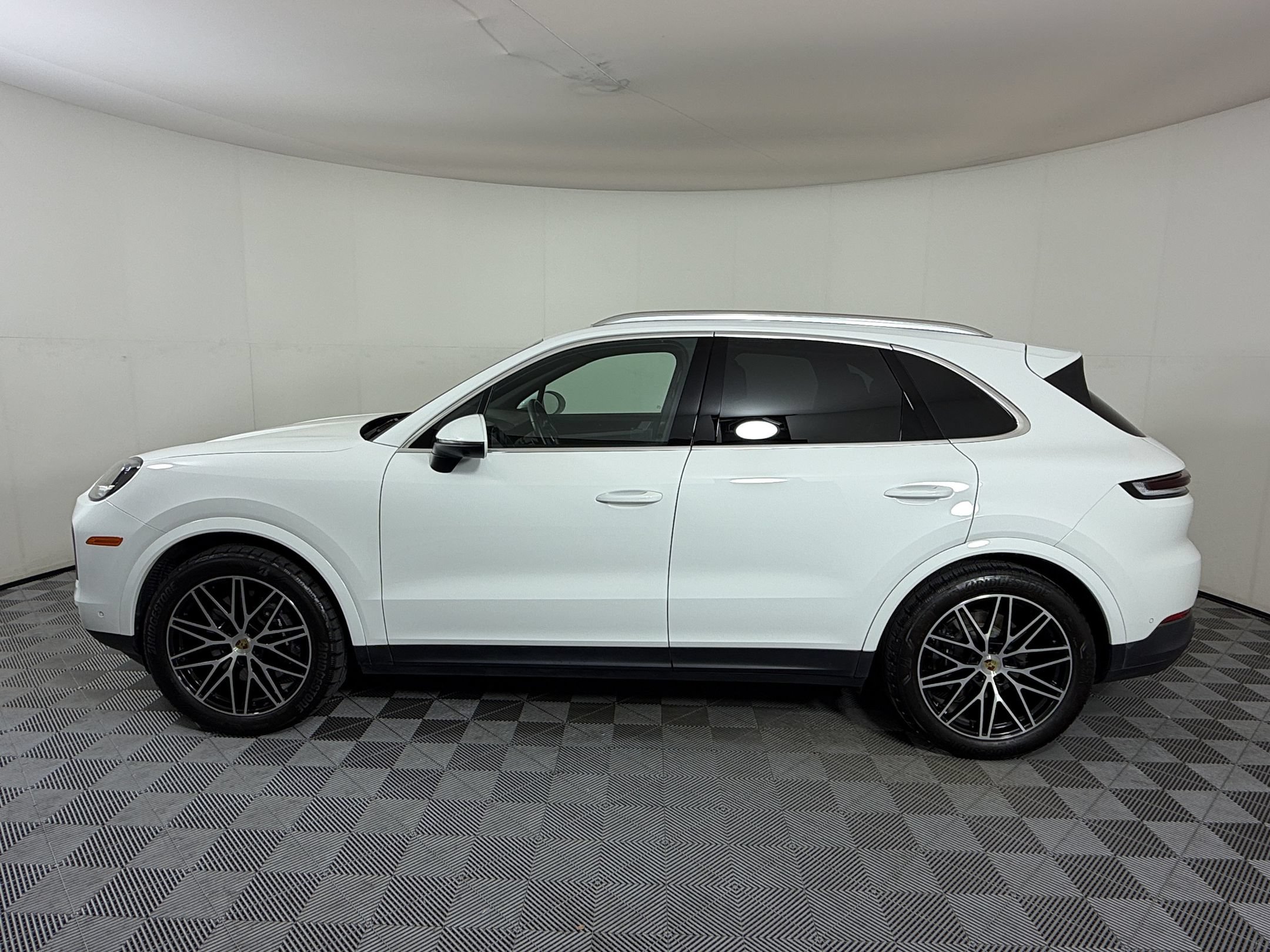 Certified 2024 Porsche Cayenne AWD/4WD image 2