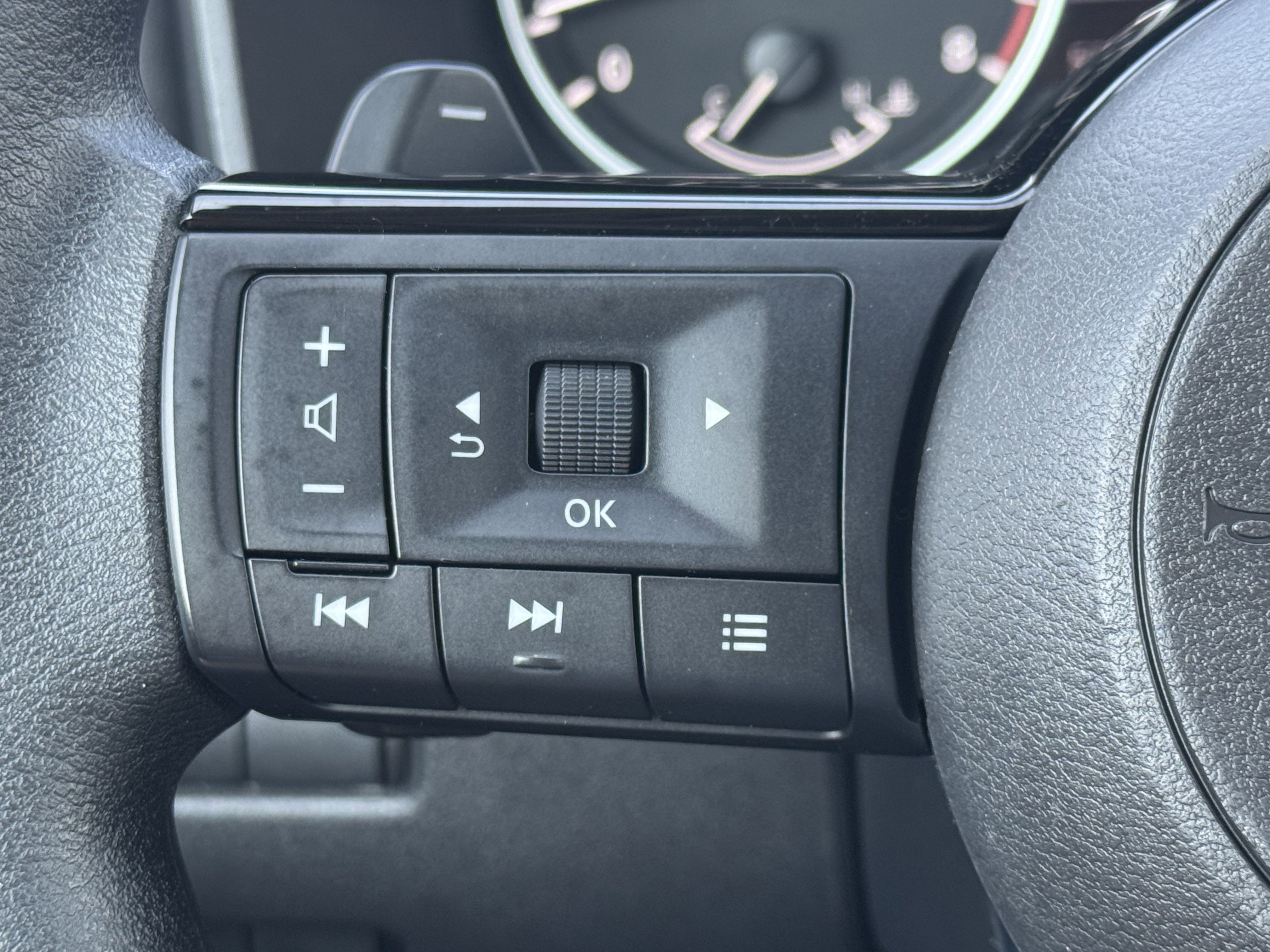 Used 2023 Nissan Rogue SV image 16