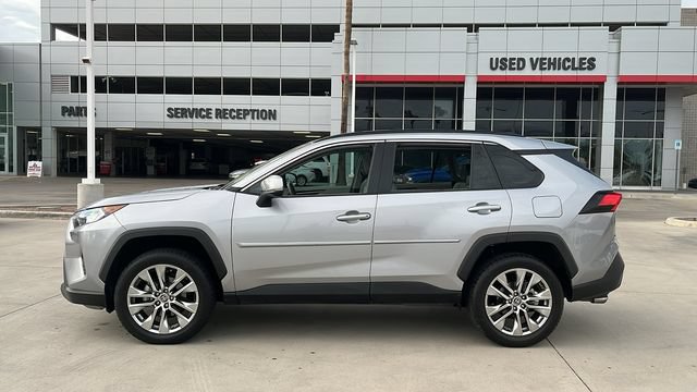 Used 2021 Toyota RAV4 XLE Premium AWD/4WD image 3