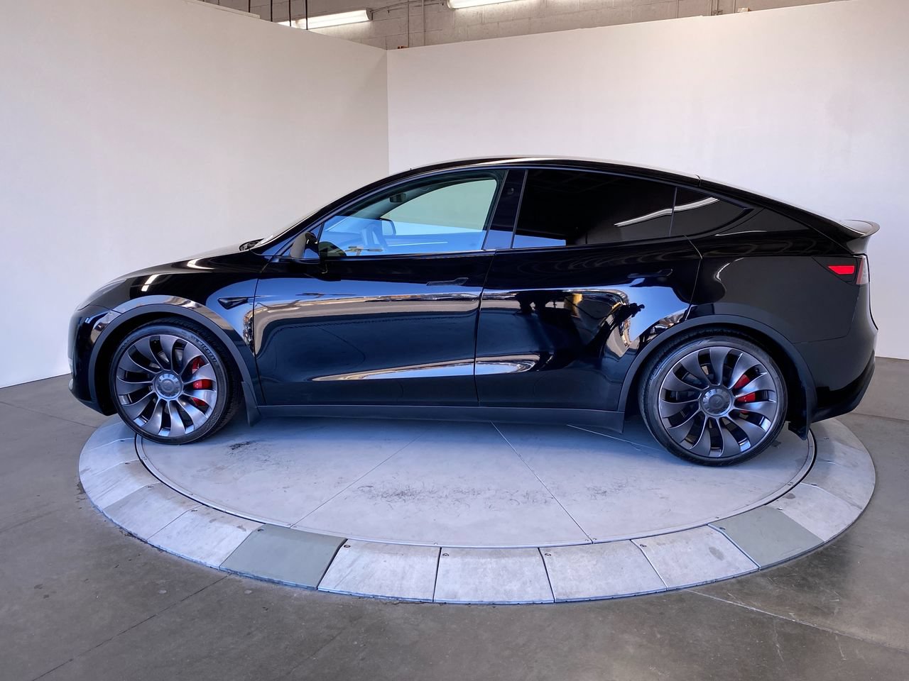 Used 2024 Tesla Model Y Performance AWD/4WD image 2