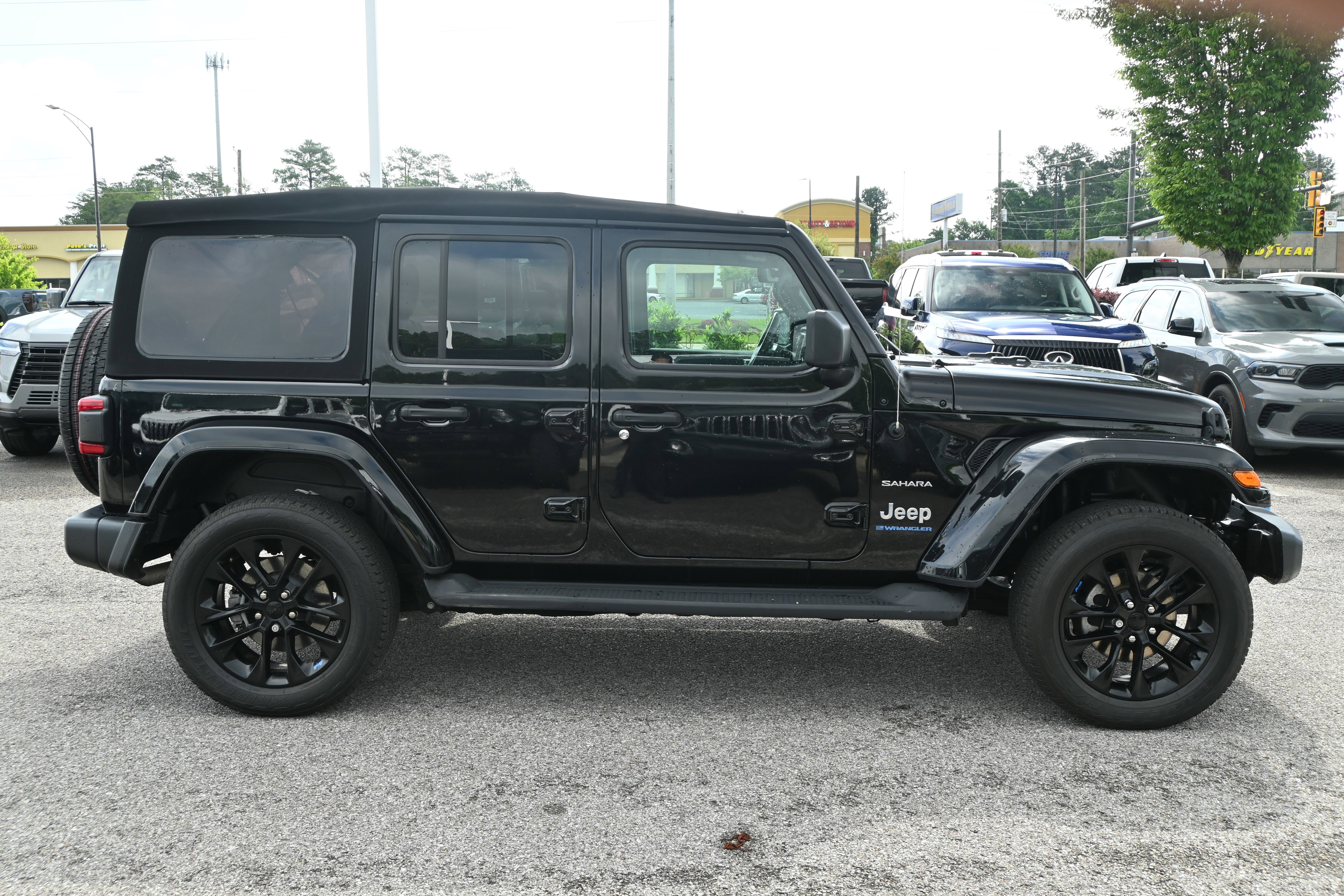 Used 2023 Jeep Wrangler Unlimited Sahara w/ Cold Weather Group AWD/4WD image 11