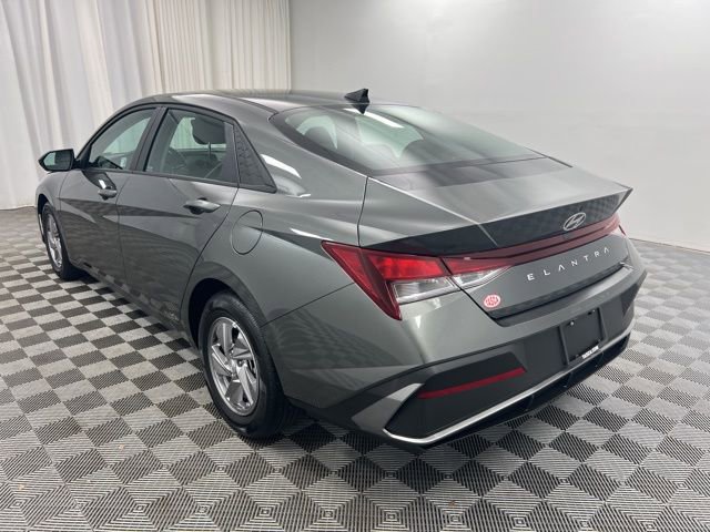 Used 2025 Hyundai Elantra SE image 6