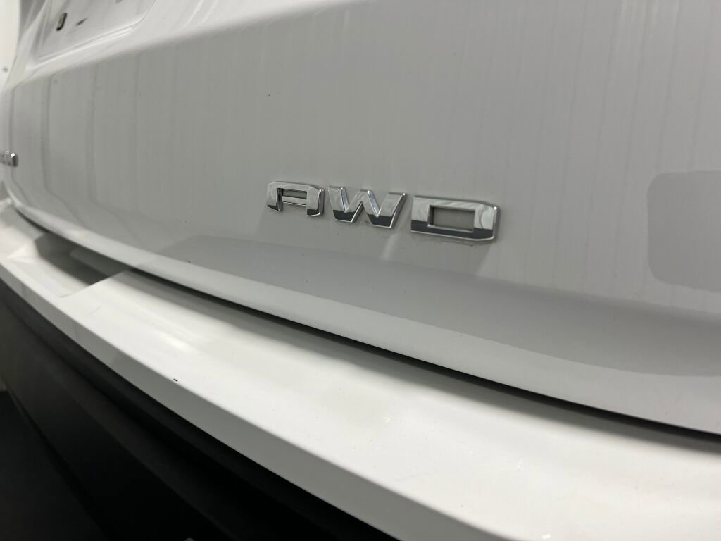 Used 2023 GMC Terrain SLE w/ Driver Convenience Package image 18