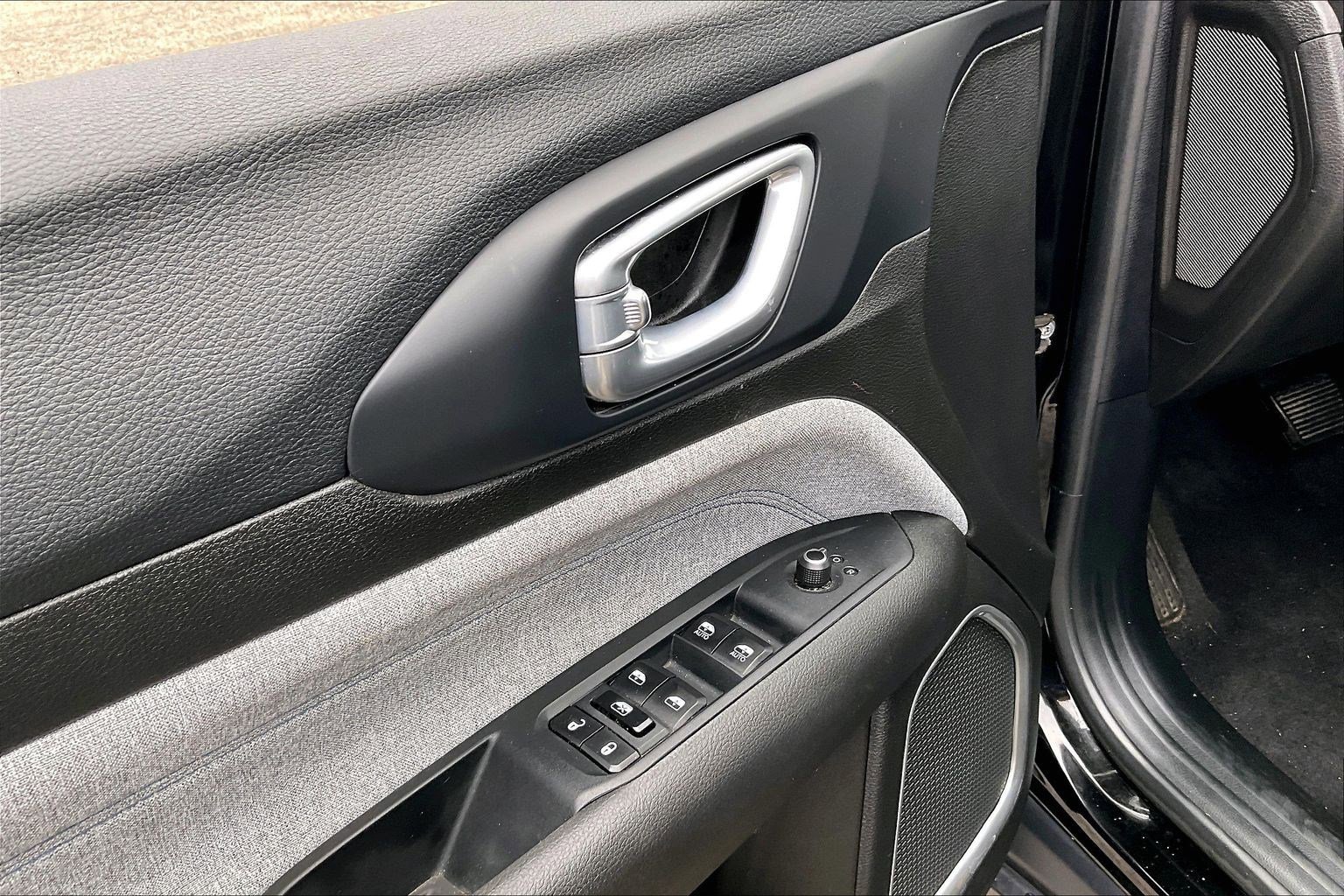 Certified 2025 Jeep Compass Latitude image 32