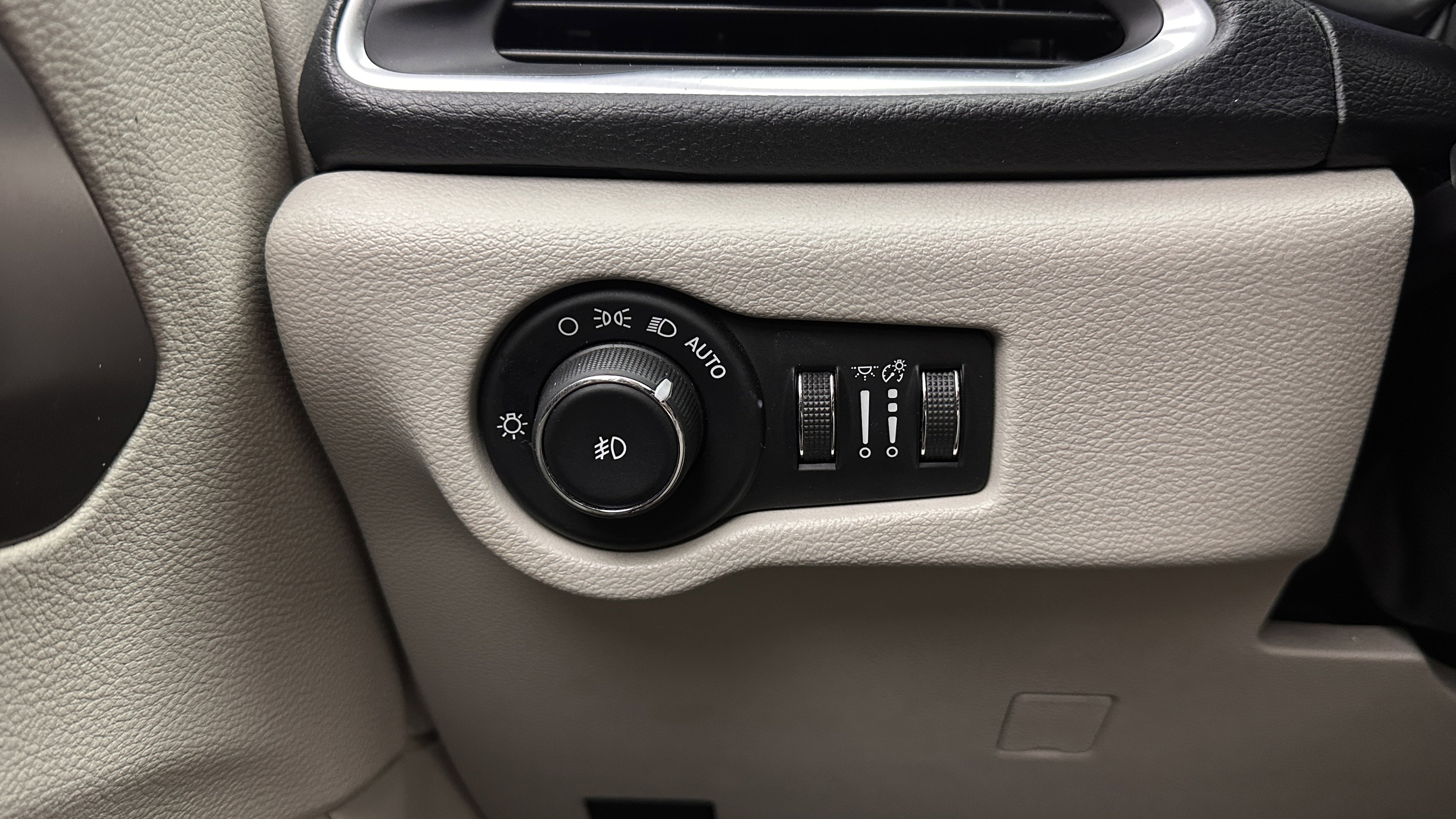 Used 2018 Chrysler Pacifica Limited w/ Advanced Safetytec Group FWD image 19