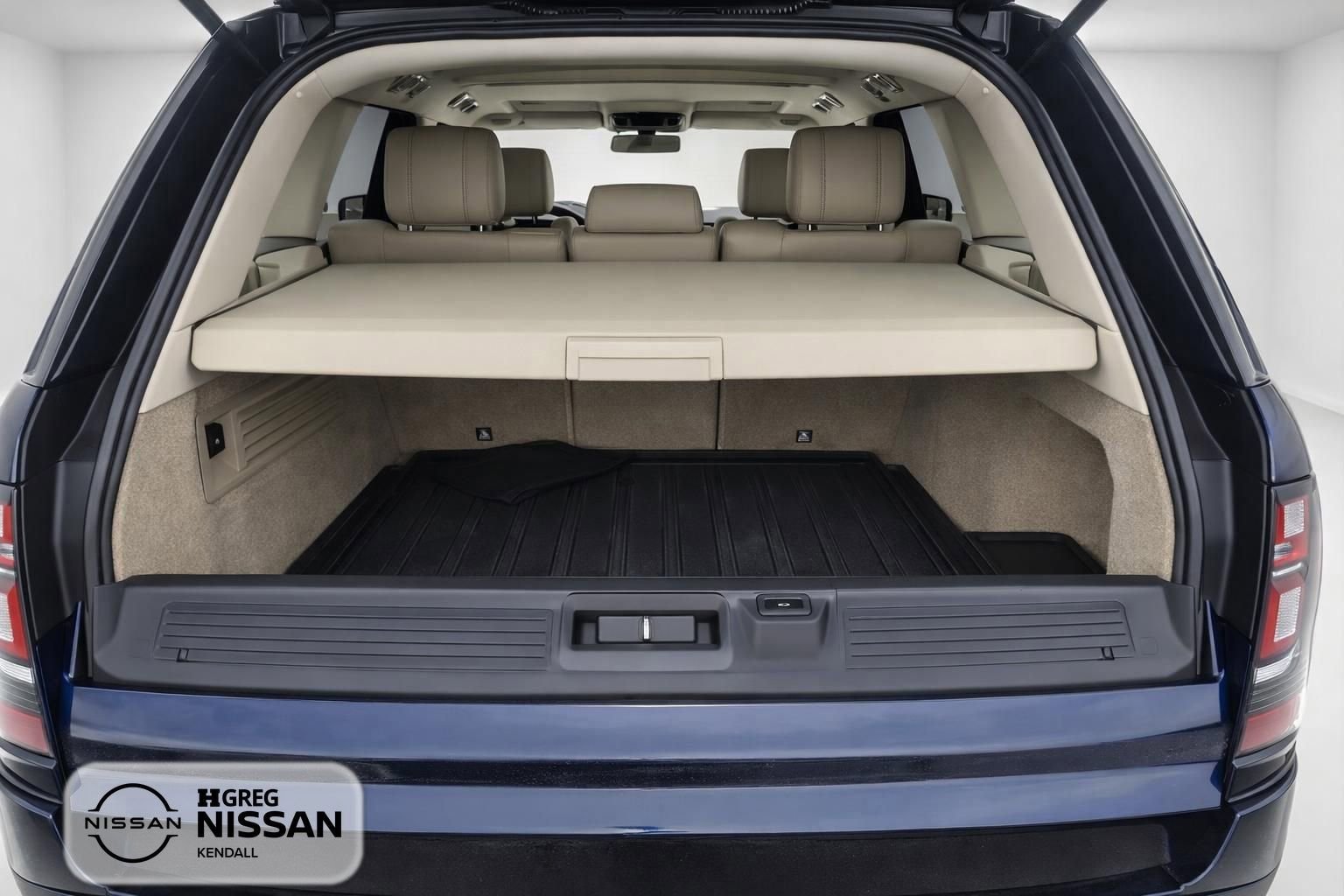 Used 2017 Land Rover Range Rover HSE image 14