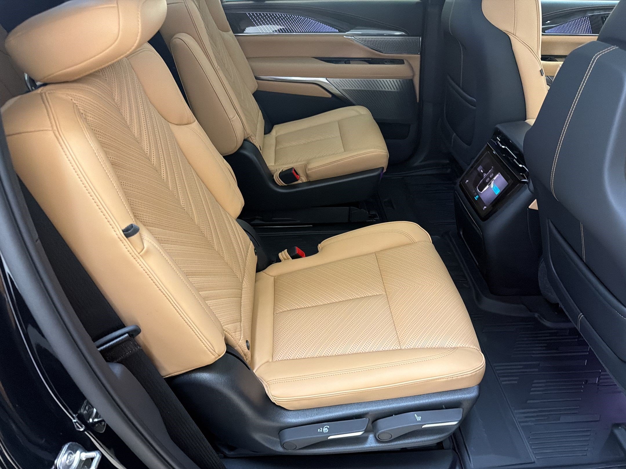 New 2026 Cadillac Escalade IQ Sport 2 w/ LPO, Floor Liner Package AWD/4WD image 27