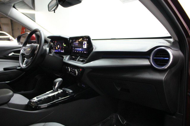 Used 2025 Chevrolet Trax LT w/ LT Convenience Package FWD image 21