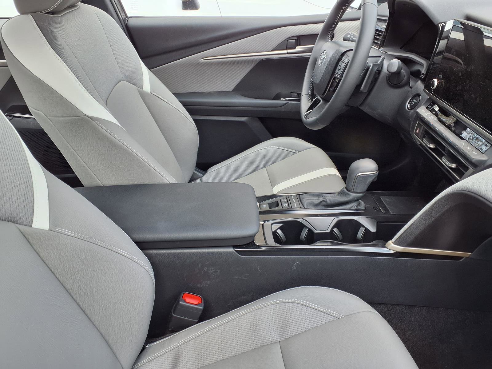 Used 2026 Toyota Camry SE w/ Convenience Package image 4