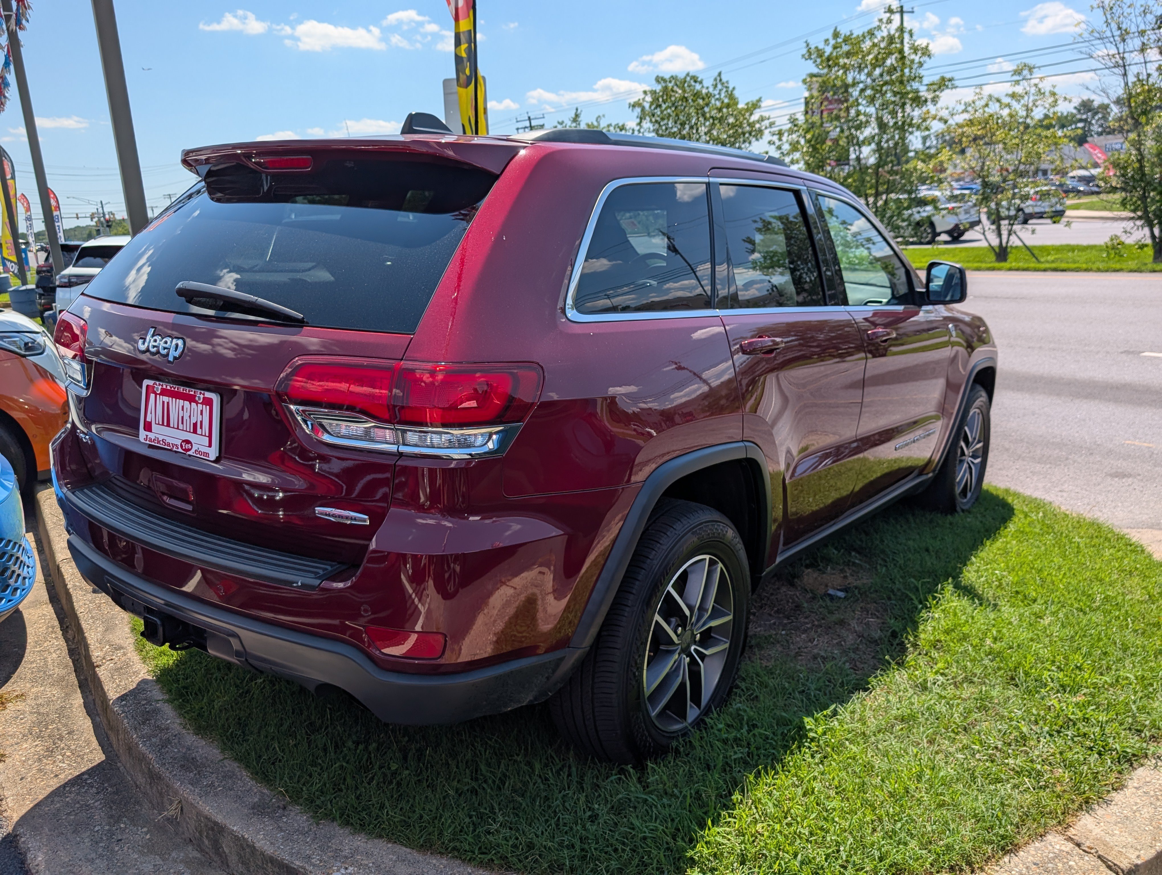 Used 2020 Jeep Grand Cherokee Laredo w/ Quick Order Package 2BN North AWD/4WD image 2