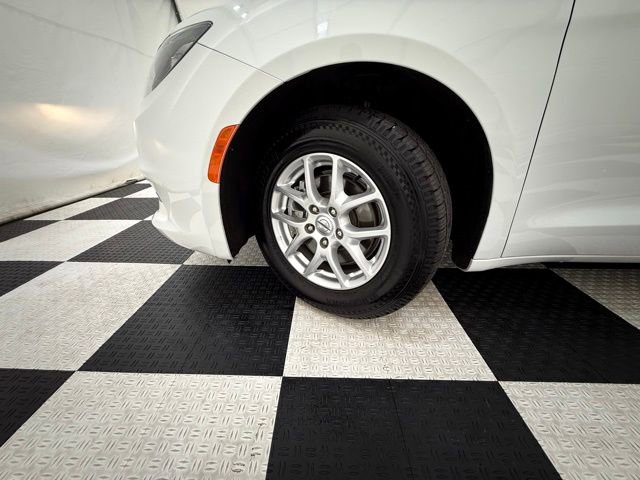 Used 2023 Chrysler Voyager LX image 11