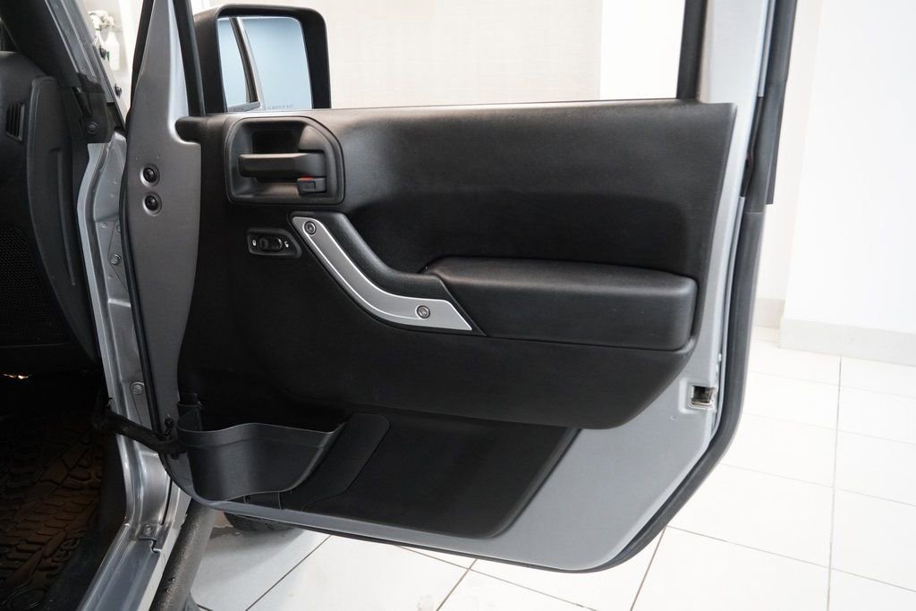 Used 2014 Jeep Wrangler Unlimited Rubicon w/ Connectivity Group image 28