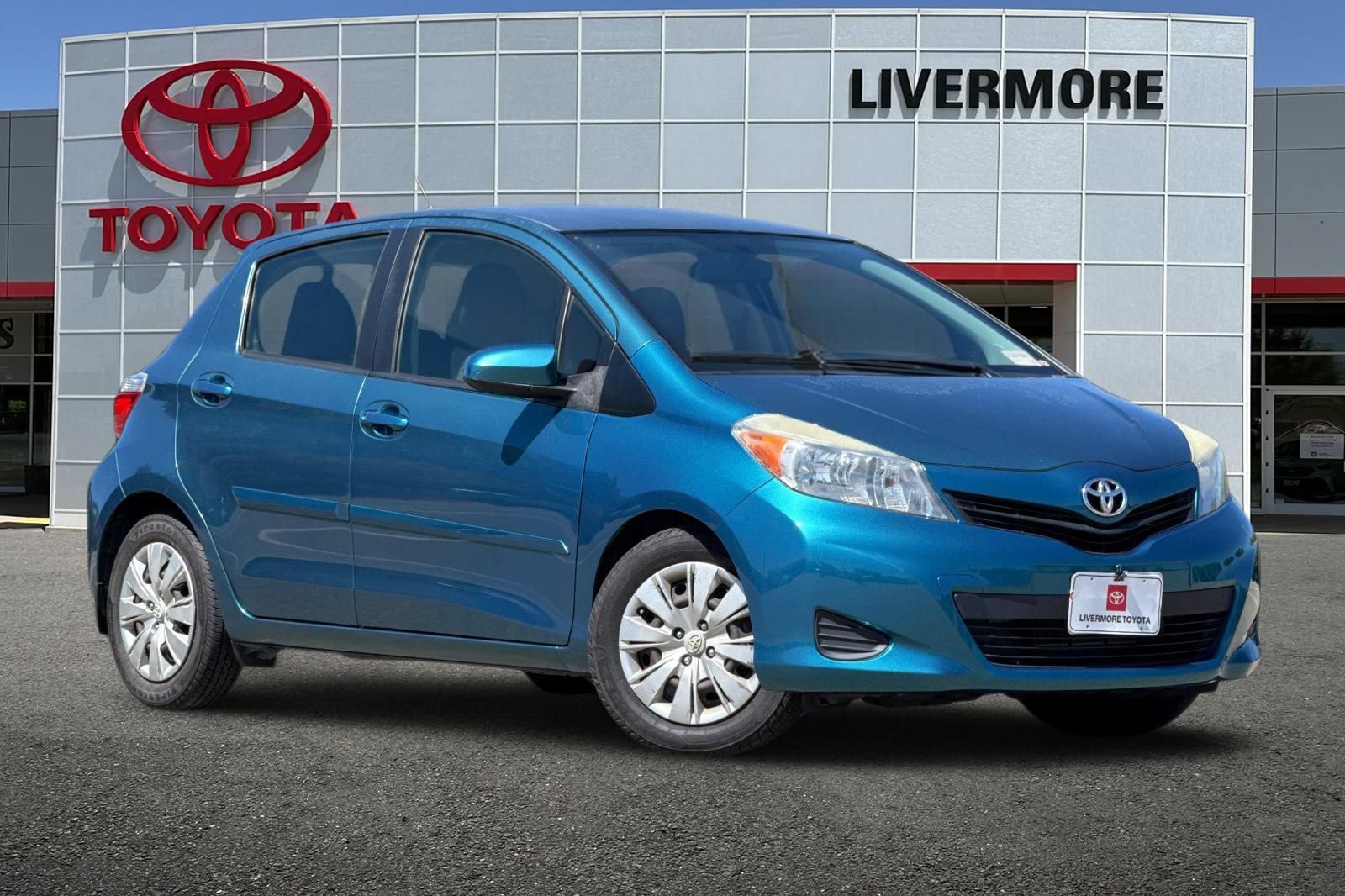 Used 2012 Toyota Yaris LE FWD image 2