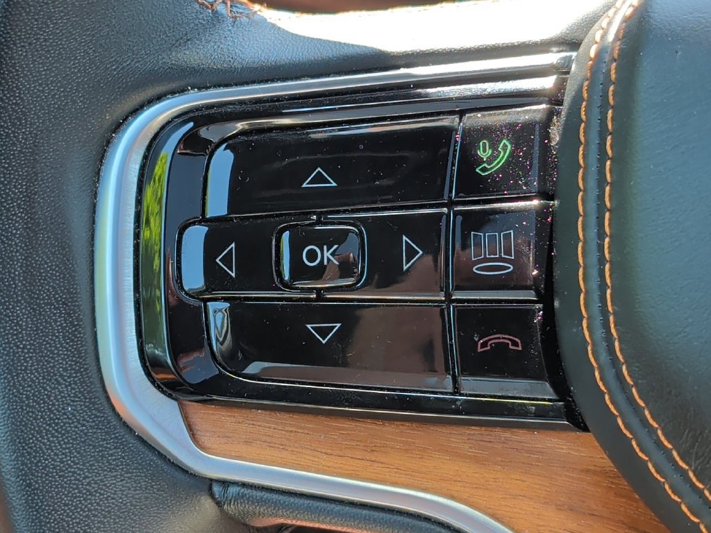 Used 2024 Jeep Grand Wagoneer L Series III AWD/4WD image 12