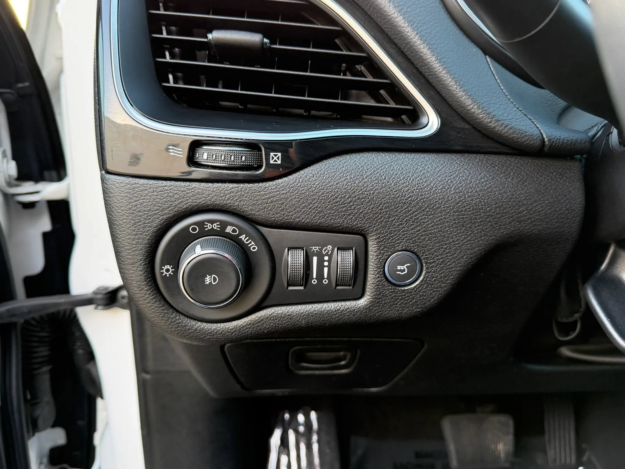 Used 2020 Jeep Cherokee Latitude Plus FWD image 28