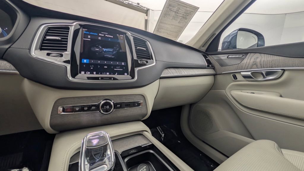 Used 2024 Volvo XC90 B6 Ultimate w/ Lounge Package image 9