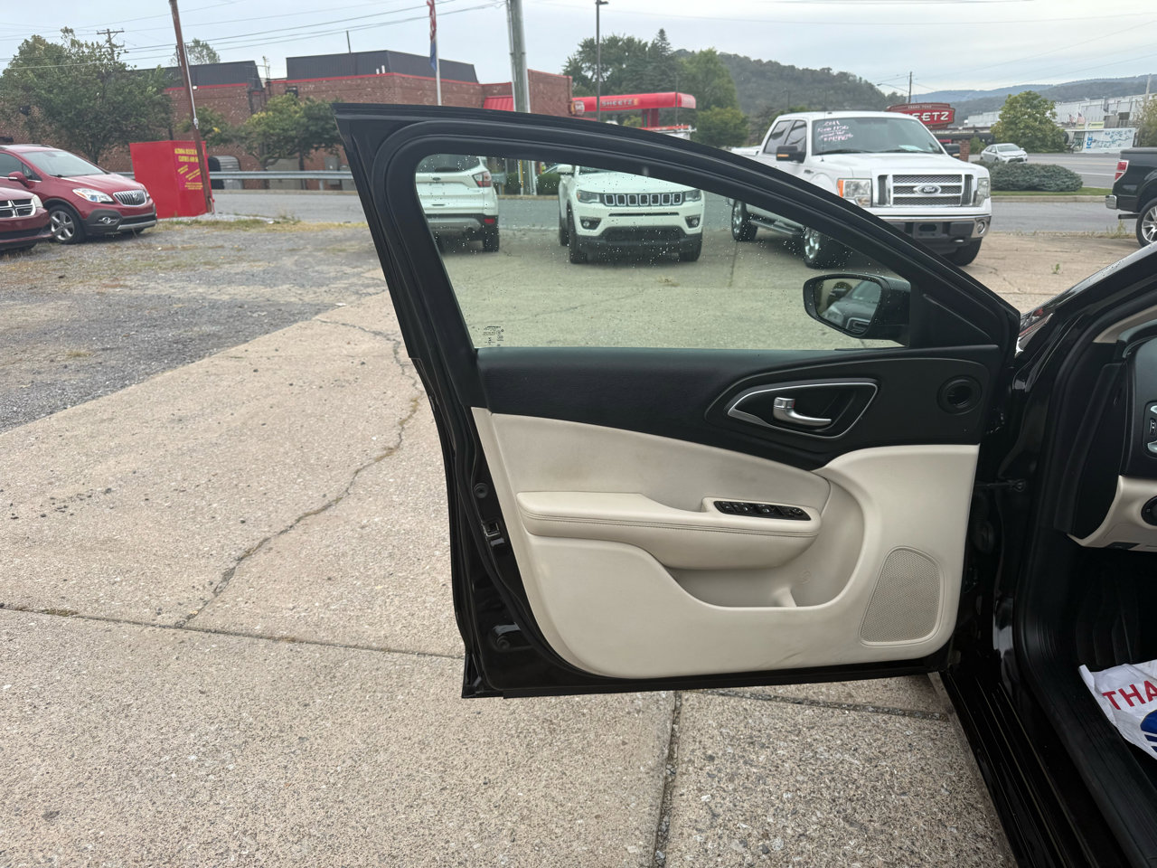 Used 2015 Chrysler 200 Limited image 26