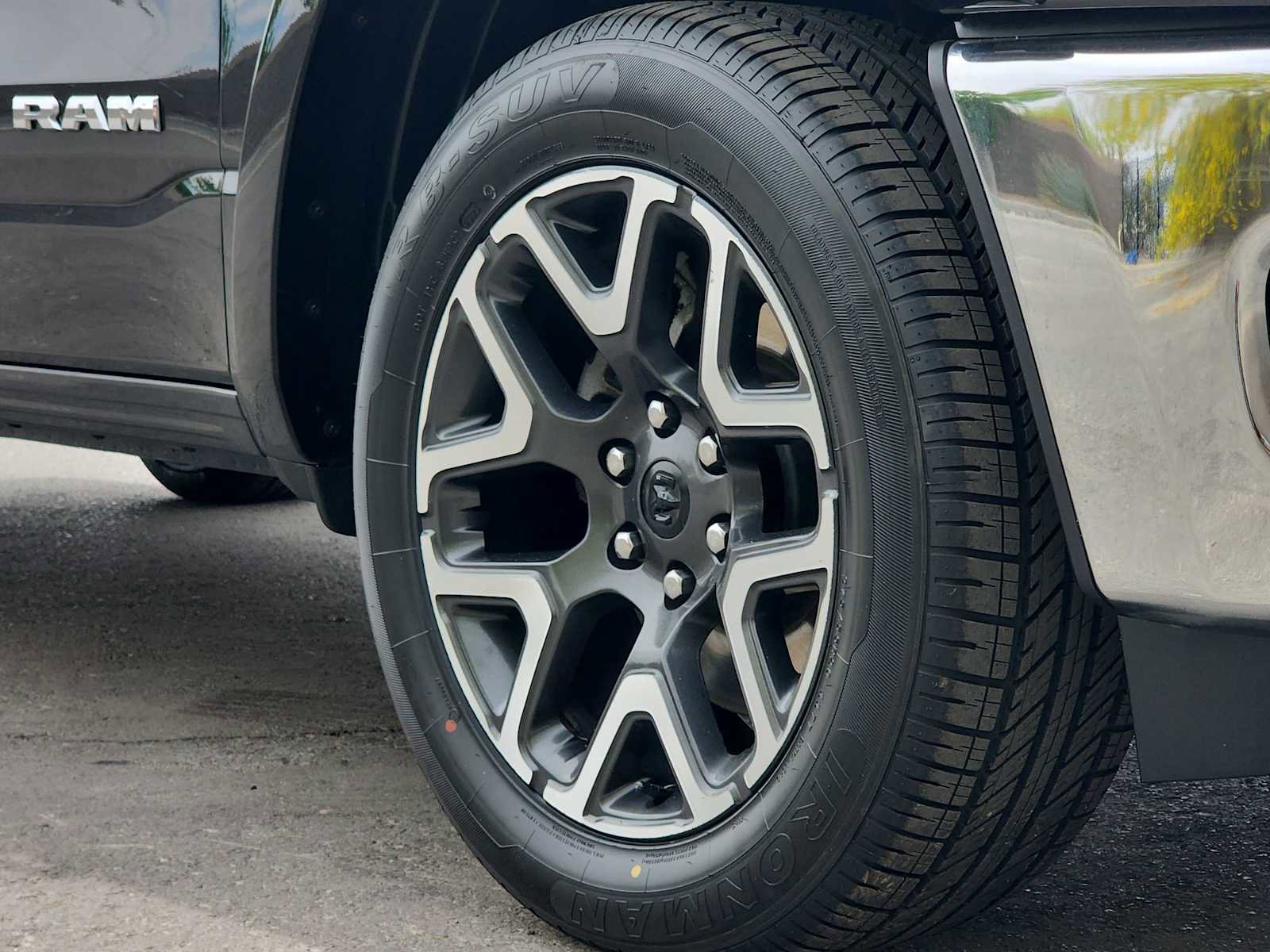 Used 2025 RAM 1500 Laramie image 12