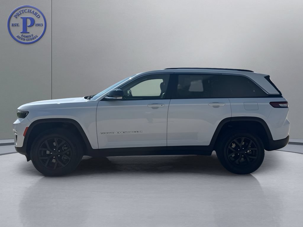 Used 2023 Jeep Grand Cherokee Limited w/ Trailer Tow Prep Group (B) AWD/4WD image 4