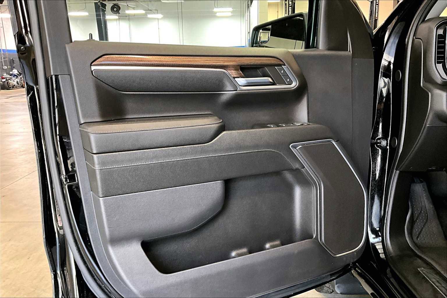 Used 2024 Chevrolet Silverado 1500 RST w/ Z71 Off-Road Package image 9