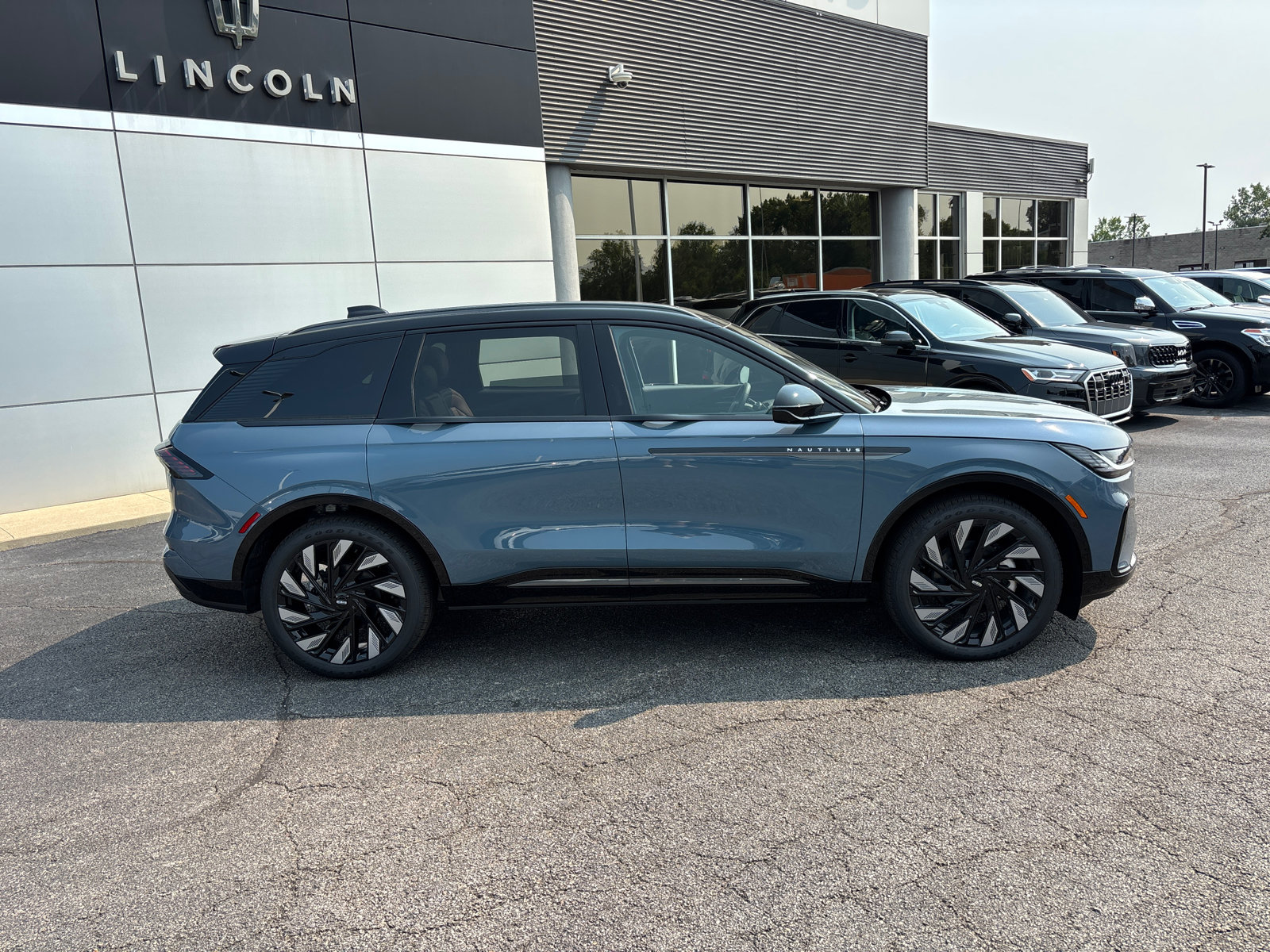 New 2026 Lincoln Nautilus Reserve w/ Jet Appearance Package AWD/4WD image 8