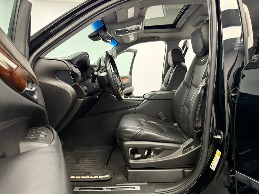 Used 2015 Cadillac Escalade Premium image 31