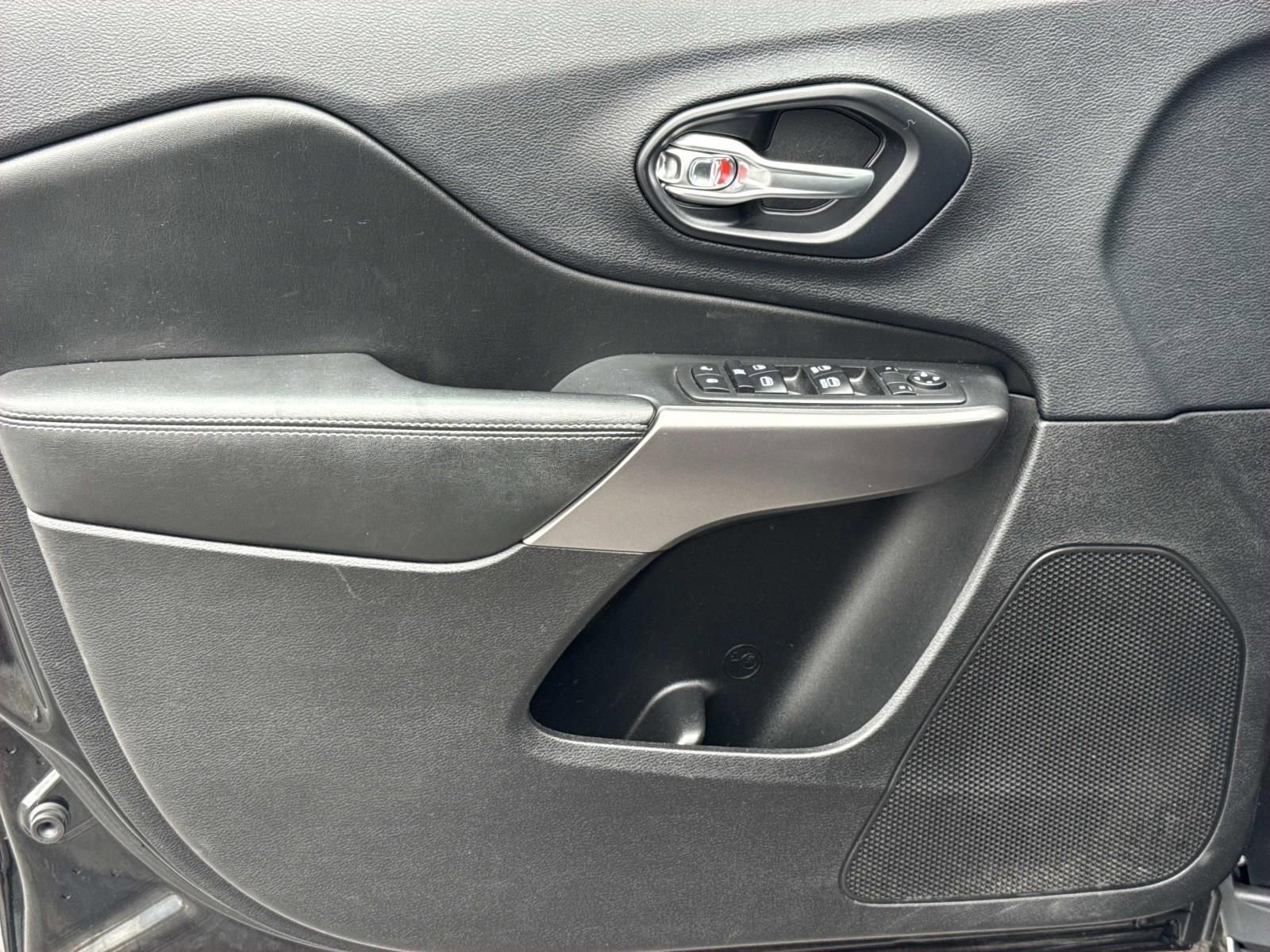 Used 2019 Jeep Cherokee Latitude Plus image 23