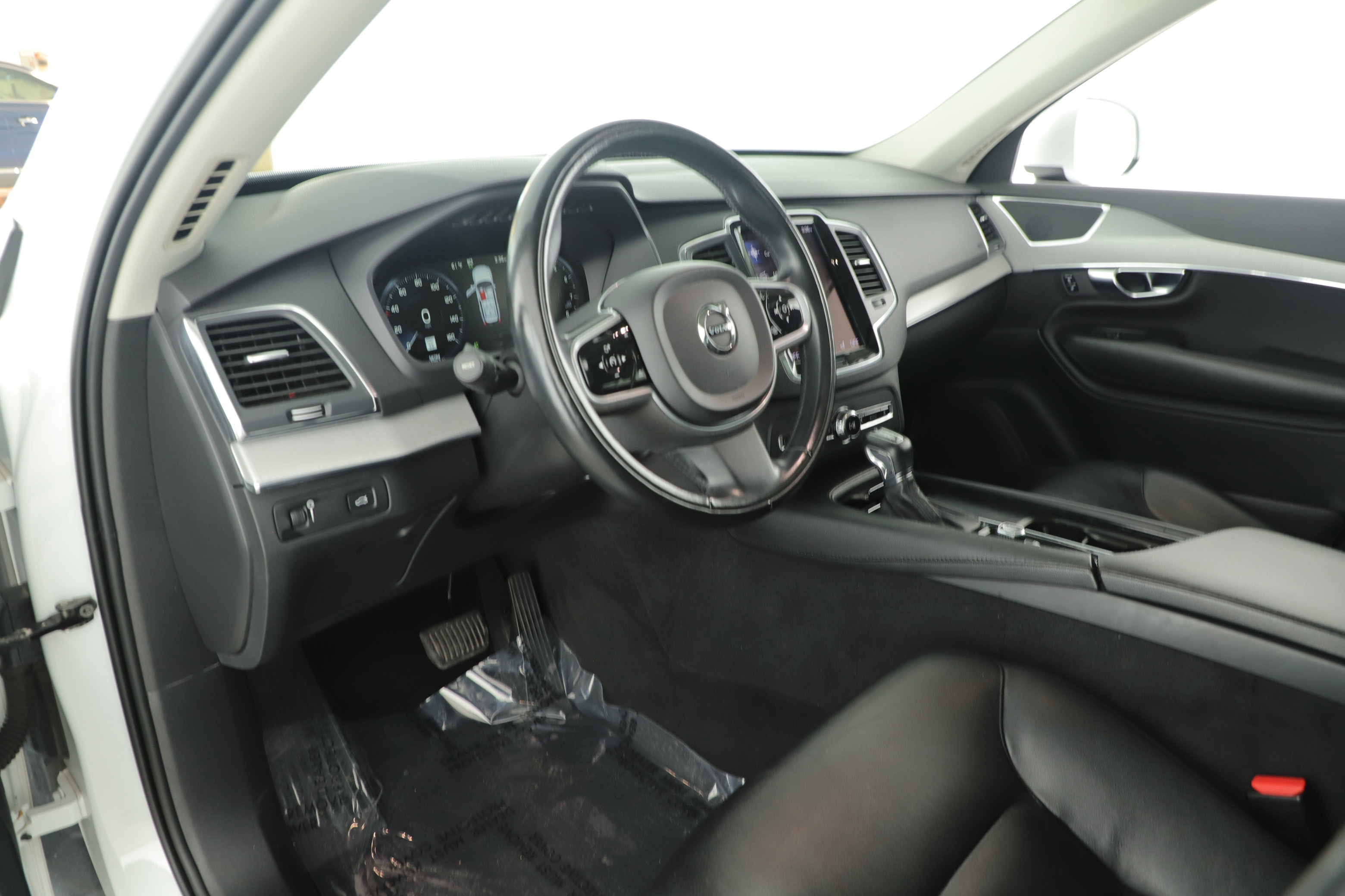 Used 2022 Volvo XC90 T5 Momentum w/ Climate Package image 6