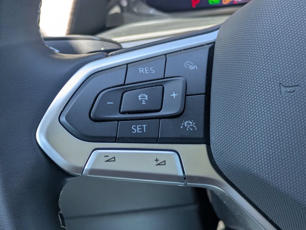 Used 2025 Volkswagen Atlas SEL AWD/4WD image 23