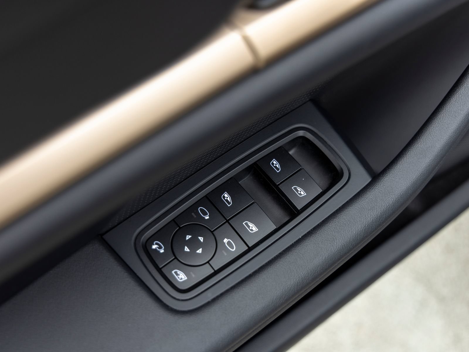 Certified 2025 Porsche Taycan 4S AWD/4WD image 22