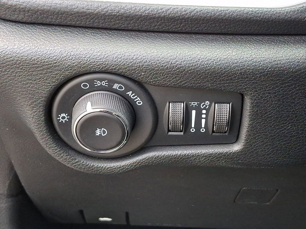 Used 2024 Chrysler Pacifica Select image 26