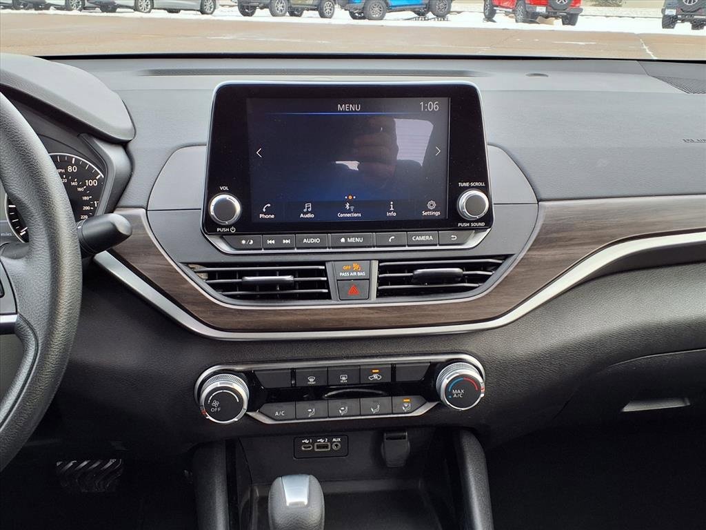 Used 2024 Nissan Altima 2.5 SV image 25