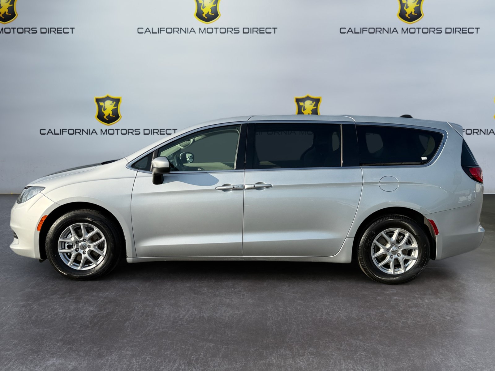 Used 2023 Chrysler Voyager LX FWD image 2