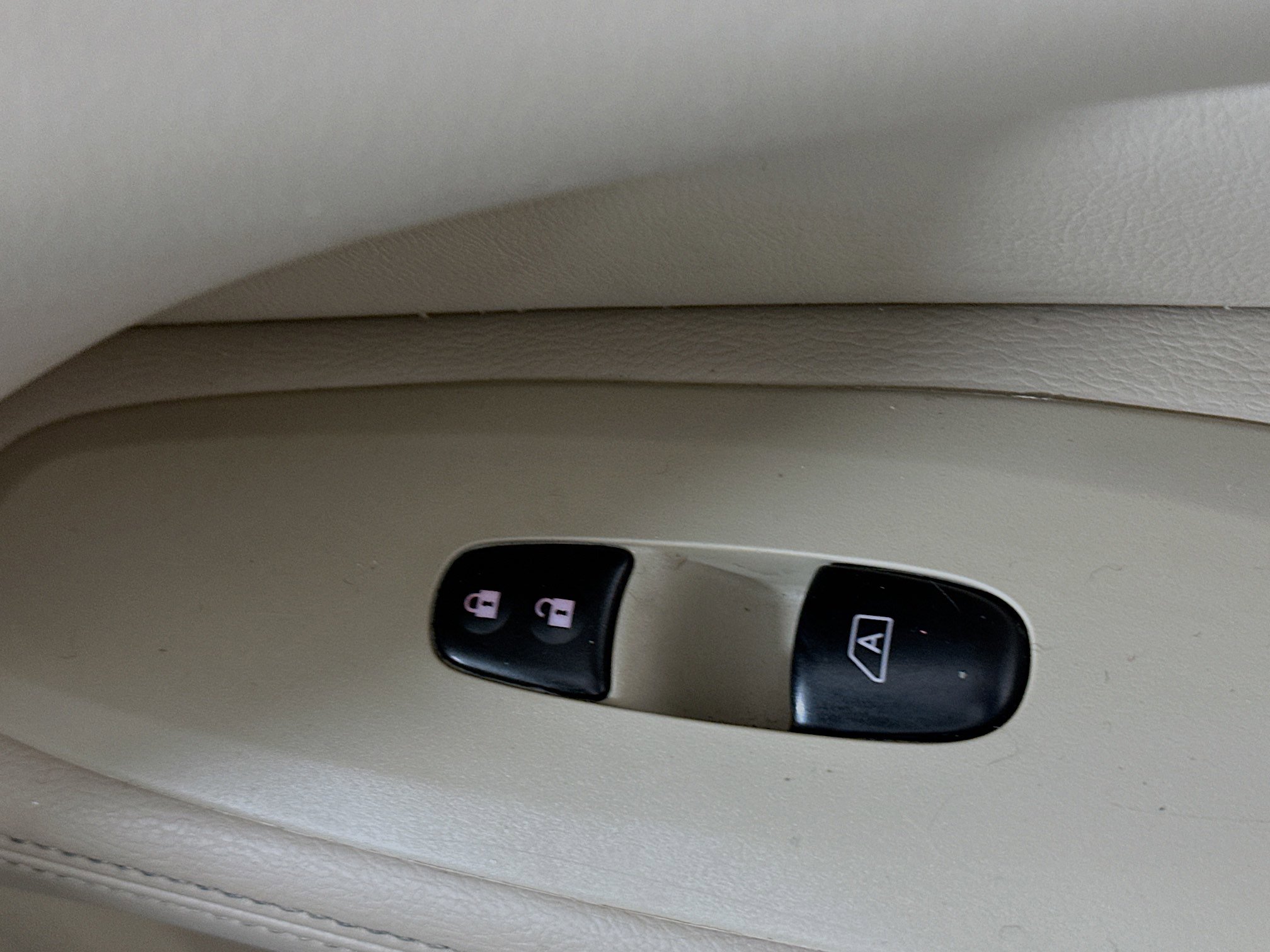 Used 2018 Nissan Pathfinder SV image 28