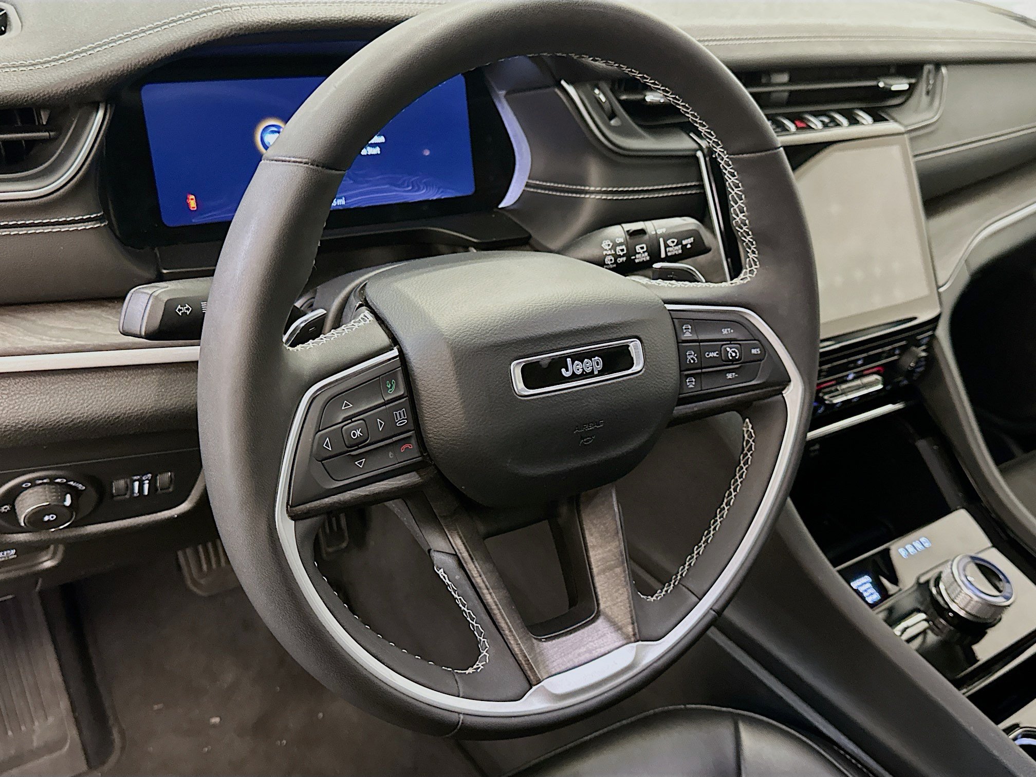 Used 2023 Jeep Grand Cherokee L Limited AWD/4WD image 18