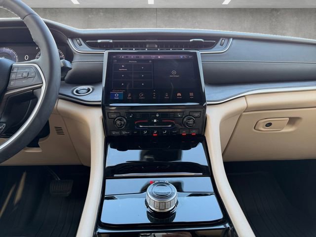 Used 2023 Jeep Grand Cherokee L Limited image 3