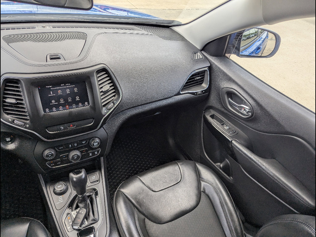 Used 2020 Jeep Cherokee Latitude Plus AWD/4WD image 23