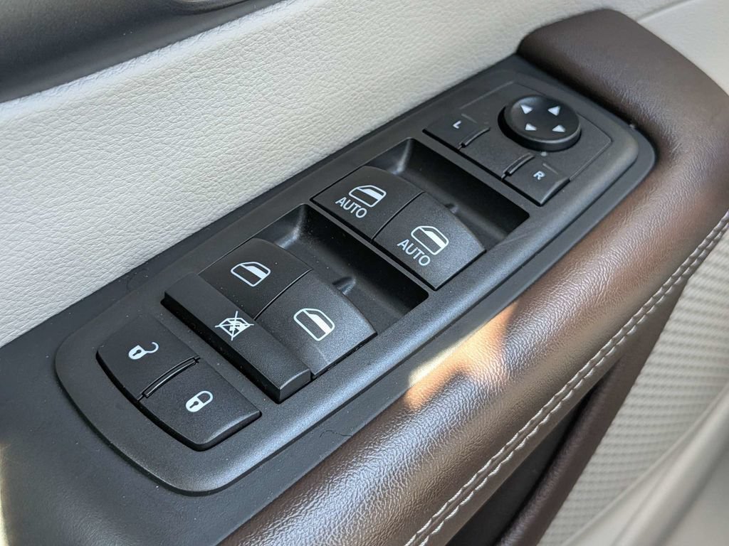 Used 2021 Chrysler Pacifica Touring-L w/ Premium & Safety Sphere Group FWD image 28